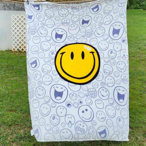 Smiley World 50" x 60" smiley throw blanket - Picture 1 of 13